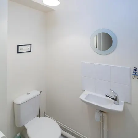 Modern Townhouse In With Secure Parking *