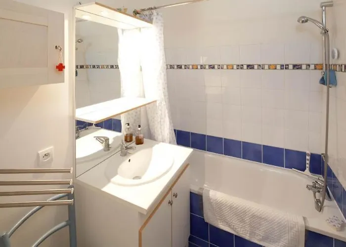 Modern Townhouse In With Secure Parking 펜션 *