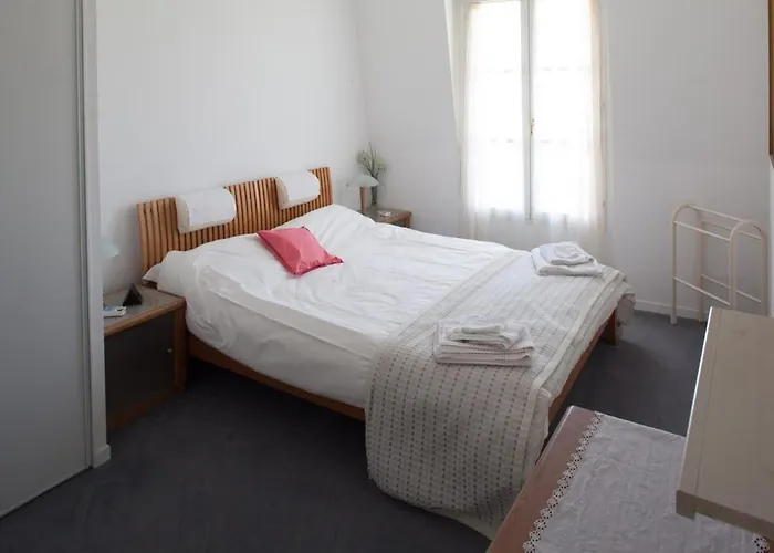 Modern Townhouse In With Secure Parking 펜션 *