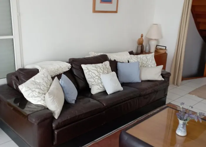 Modern Townhouse In With Secure Parking 펜션 *