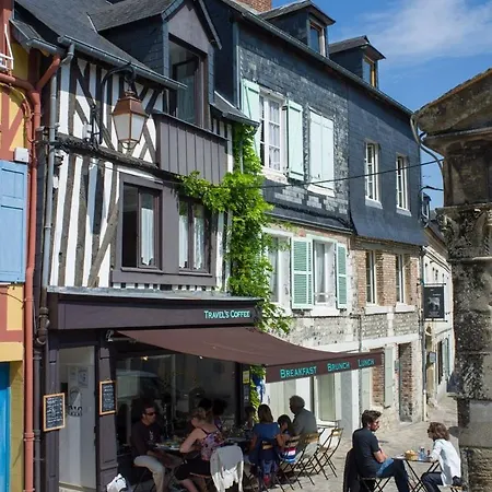 Modern Townhouse In With Secure Parking *