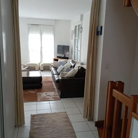 Modern Townhouse In With Secure Parking * Онфлёр