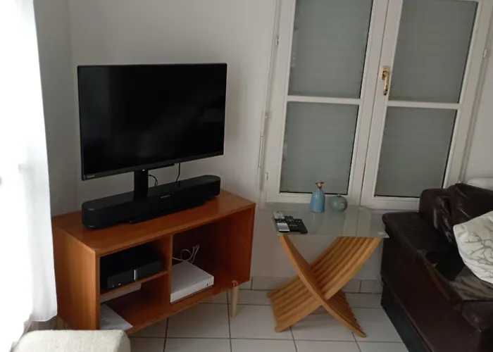 Holiday home Modern Townhouse In With Secure Parking Honfleur